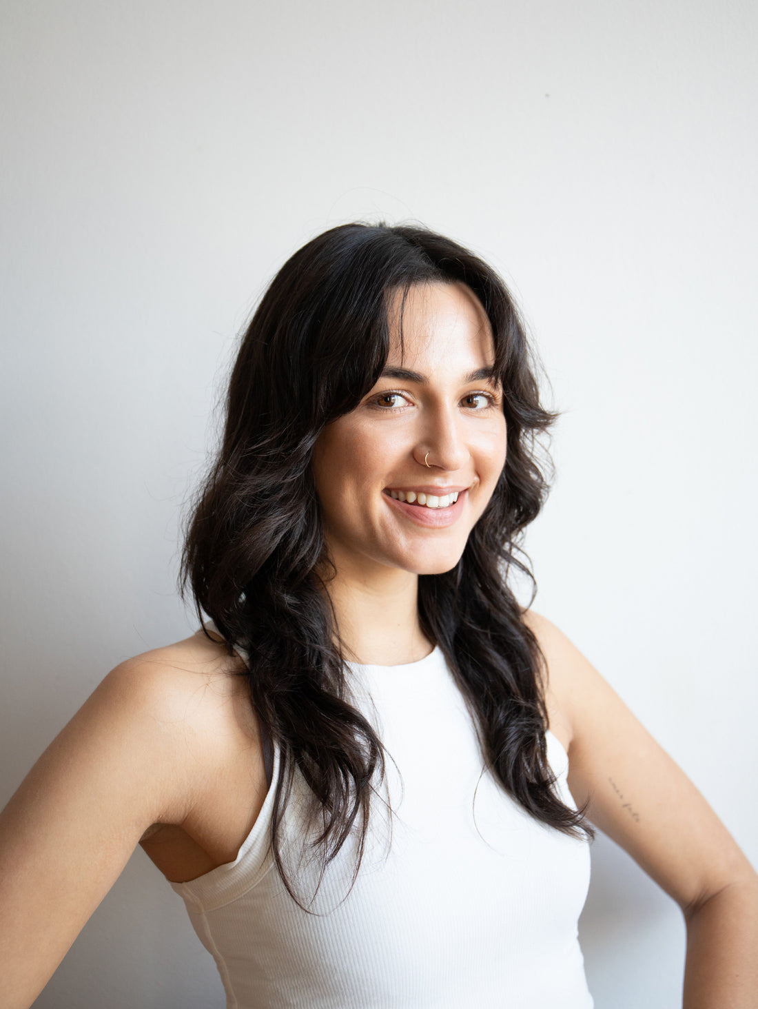 Woman supporting UTI prevention through daily hydration habits